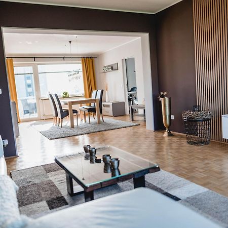 Me Homes - Grosse Moderne Designer-Wohnung Fuer Urlaub Und Business - Mit Kueche, Buero, Balkon Und 2 Parkplaetzen Bayreuth Bagian luar foto