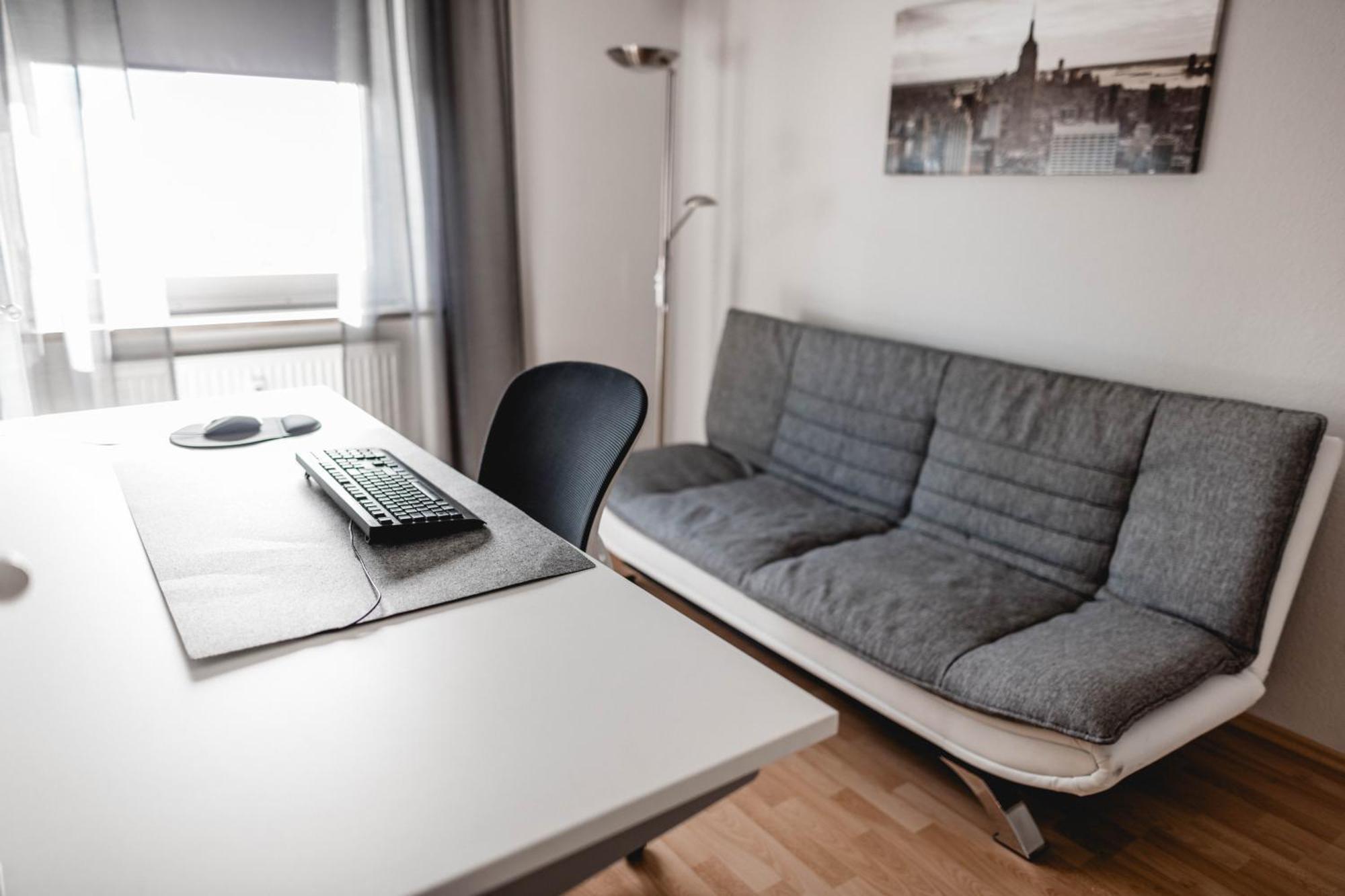 Me Homes - Grosse Moderne Designer-Wohnung Fuer Urlaub Und Business - Mit Kueche, Buero, Balkon Und 2 Parkplaetzen Bayreuth Bagian luar foto