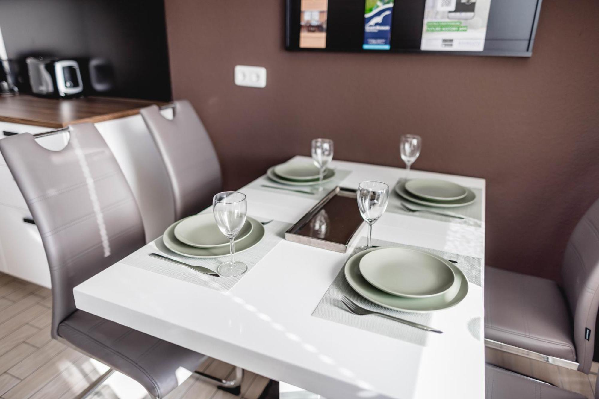 Me Homes - Grosse Moderne Designer-Wohnung Fuer Urlaub Und Business - Mit Kueche, Buero, Balkon Und 2 Parkplaetzen Bayreuth Bagian luar foto